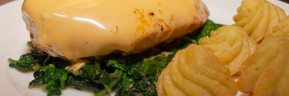 Chicken breast with Cheddar cheese on a bed of spinach | Quirina