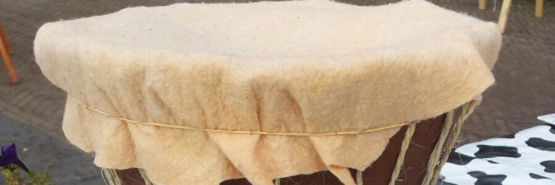 Muziekinstrumenten knutselen, maak een djembe van oude lampenkappen | NOOS Happy Words