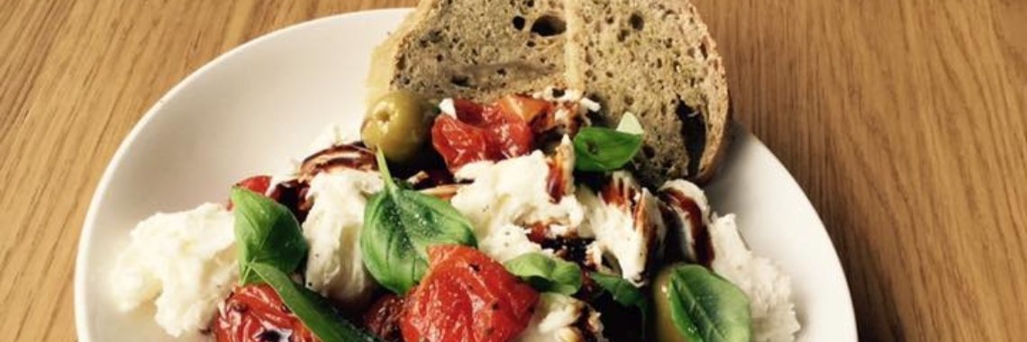 Pinkstersalade met zelfgemaakt glutenvrij pesto-brood | Lies