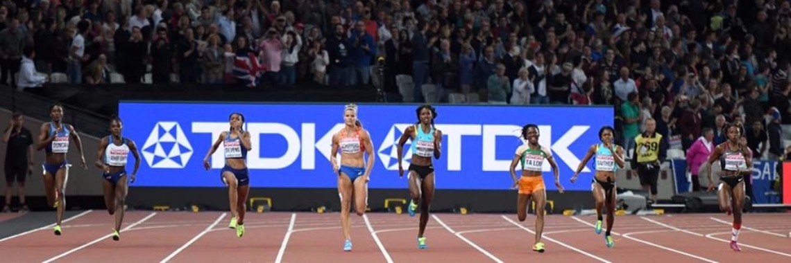 Loop serieus en volhardend op de wolken; je bent niet alleen | Flying Eagle