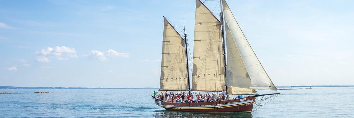 Zwarte Pieten vergaderen over hun komst naar Nederland | Flying Eagle