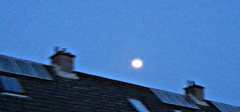 Zie, de maan schijnt