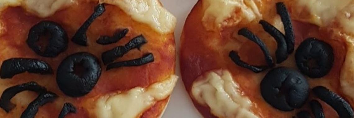 Hoe maak je een spinnen pizza - halloween food | keukenzusjes